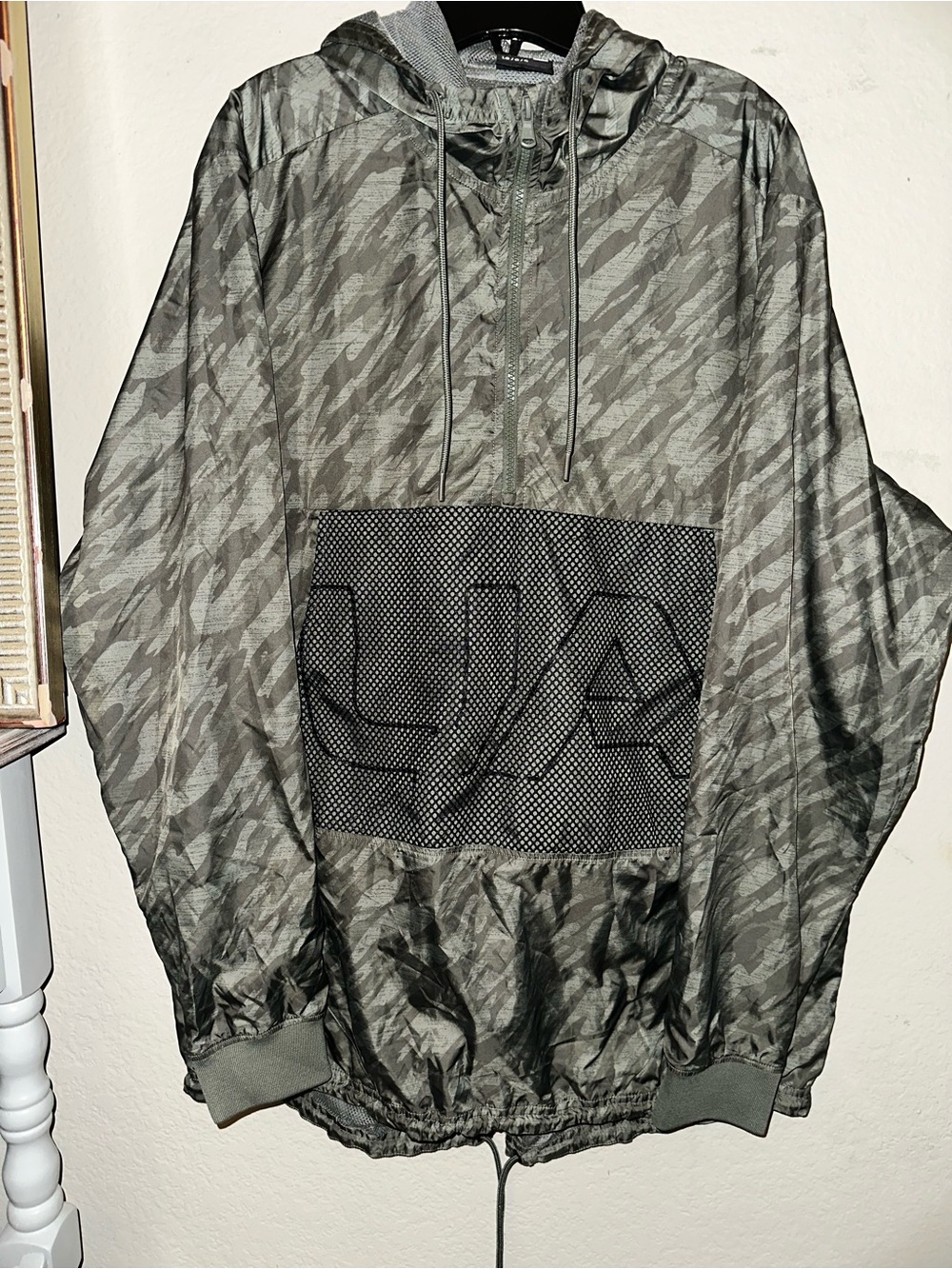 Under Armour camo print windbreaker jacket size large